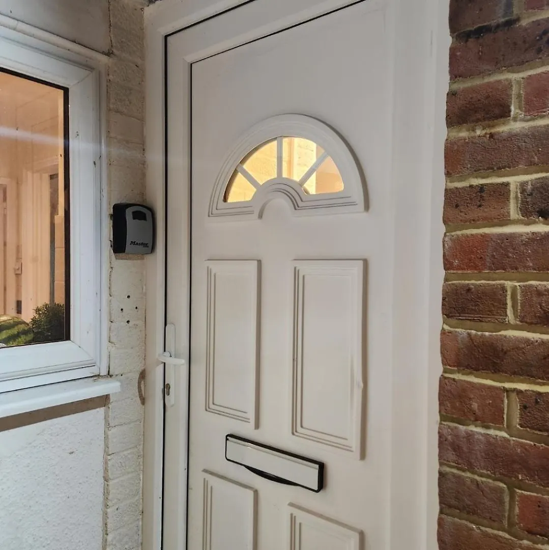 Ensuite Studio Flat Crawley-Gatwick Ifield Apartment