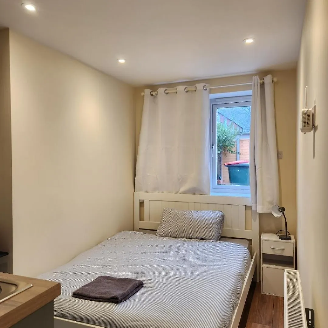 Ensuite Studio Flat Crawley-Gatwick Ifield Apartment