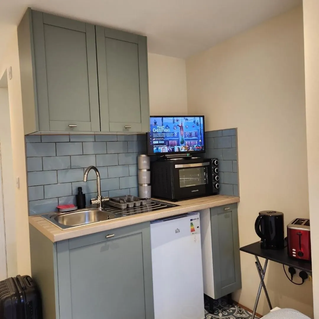 Ensuite Studio Flat Crawley-Gatwick Ifield United Kingdom