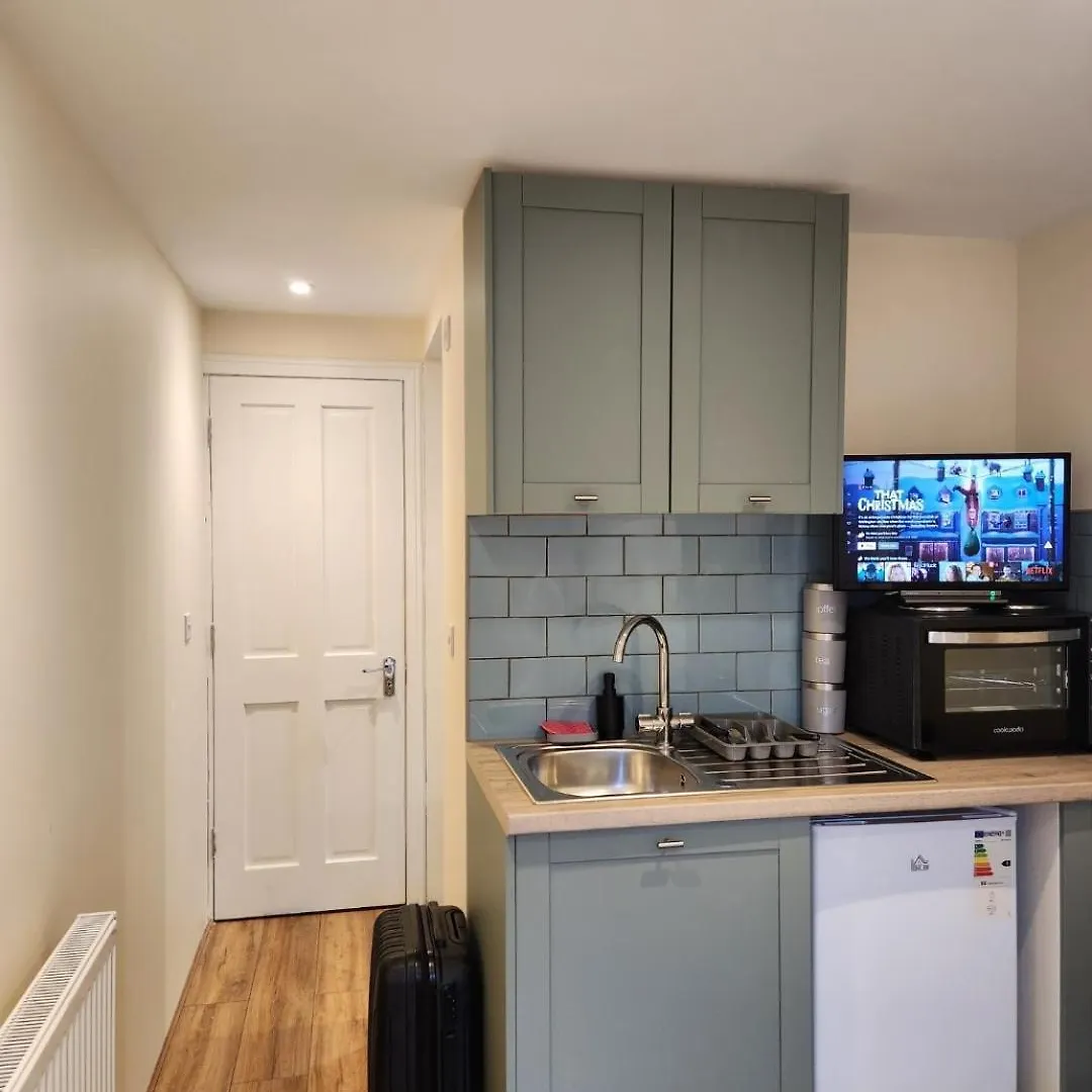 Ensuite Studio Flat Crawley-Gatwick location